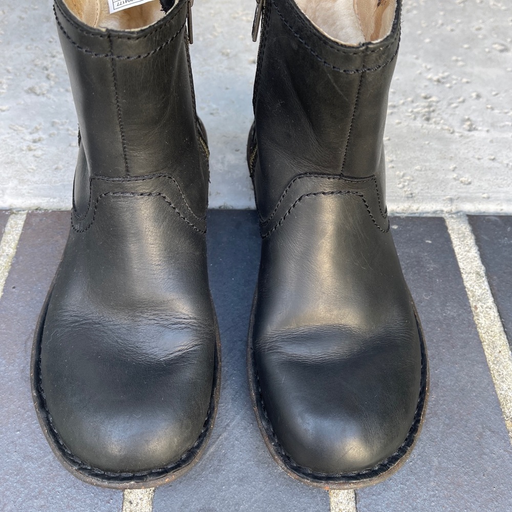 Ugg Women’s Side - Zip Ankle Boots. Size 6 to 6.5